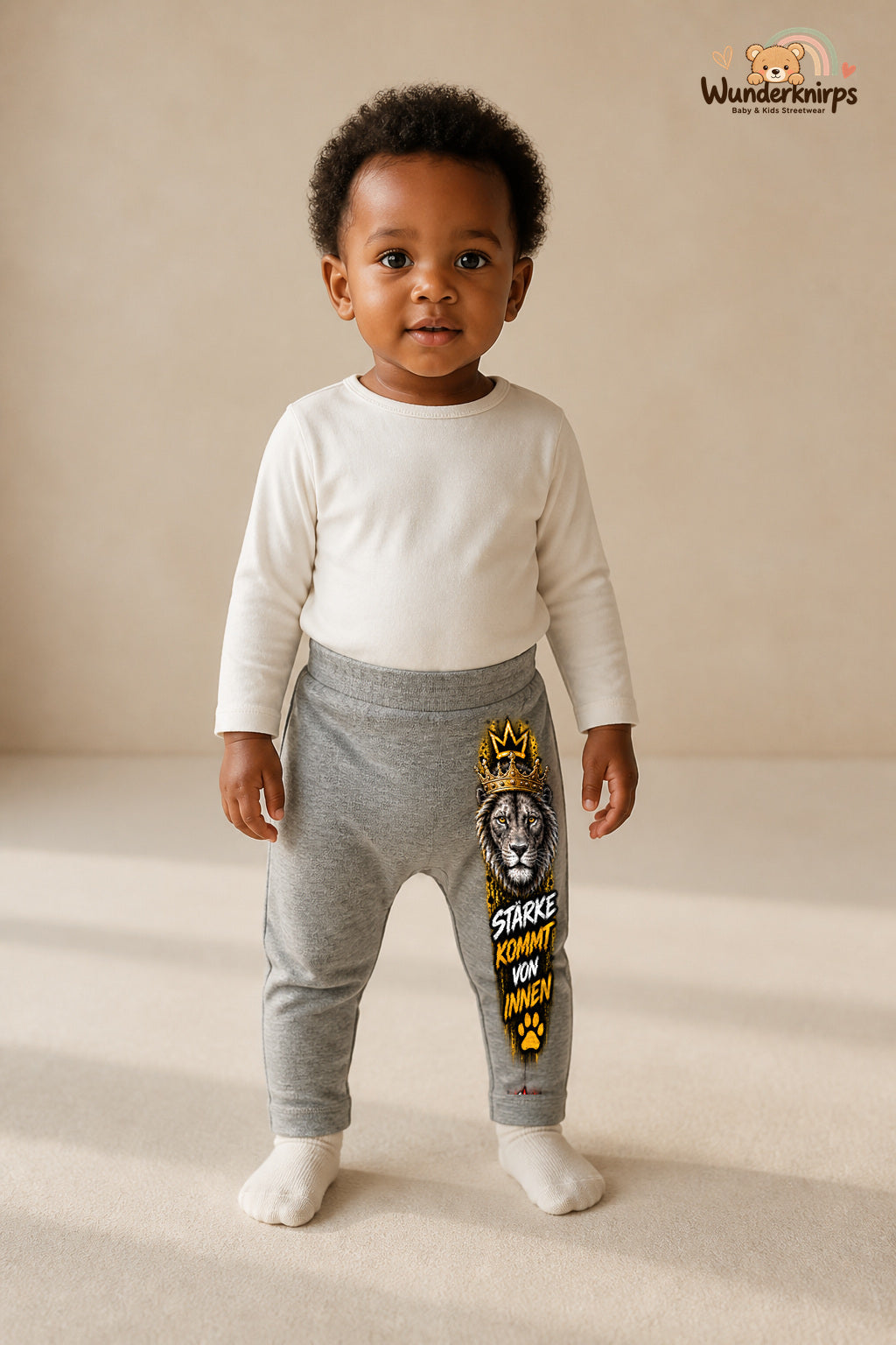 Löwe Traumlook – Stärke kommt von innen – Babyhose für Mädchen: Grau meliert mit Löwe-Druck am Hosenbein – Wunderknirps.