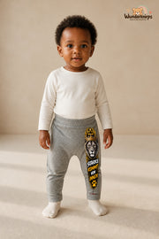 Löwe Traumlook – Stärke kommt von innen – Babyhose für Mädchen: Grau meliert mit Löwe-Druck am Hosenbein – Wunderknirps.