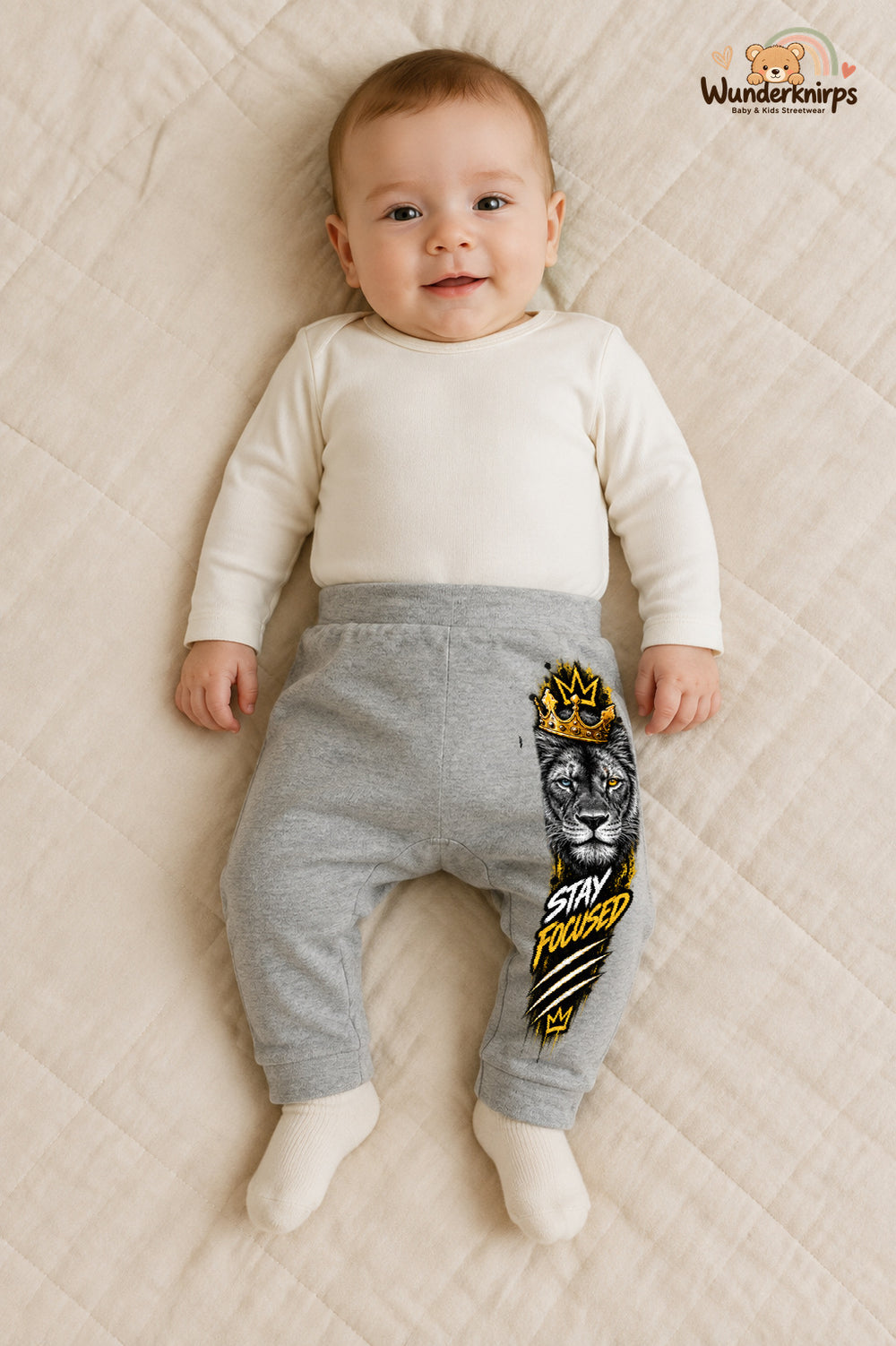 Stay focused: Löwe für kleine Entdecker – Babyhose für Jungen: Grau meliert mit Löwe-Druck am Hosenbein – Wunderknirps.