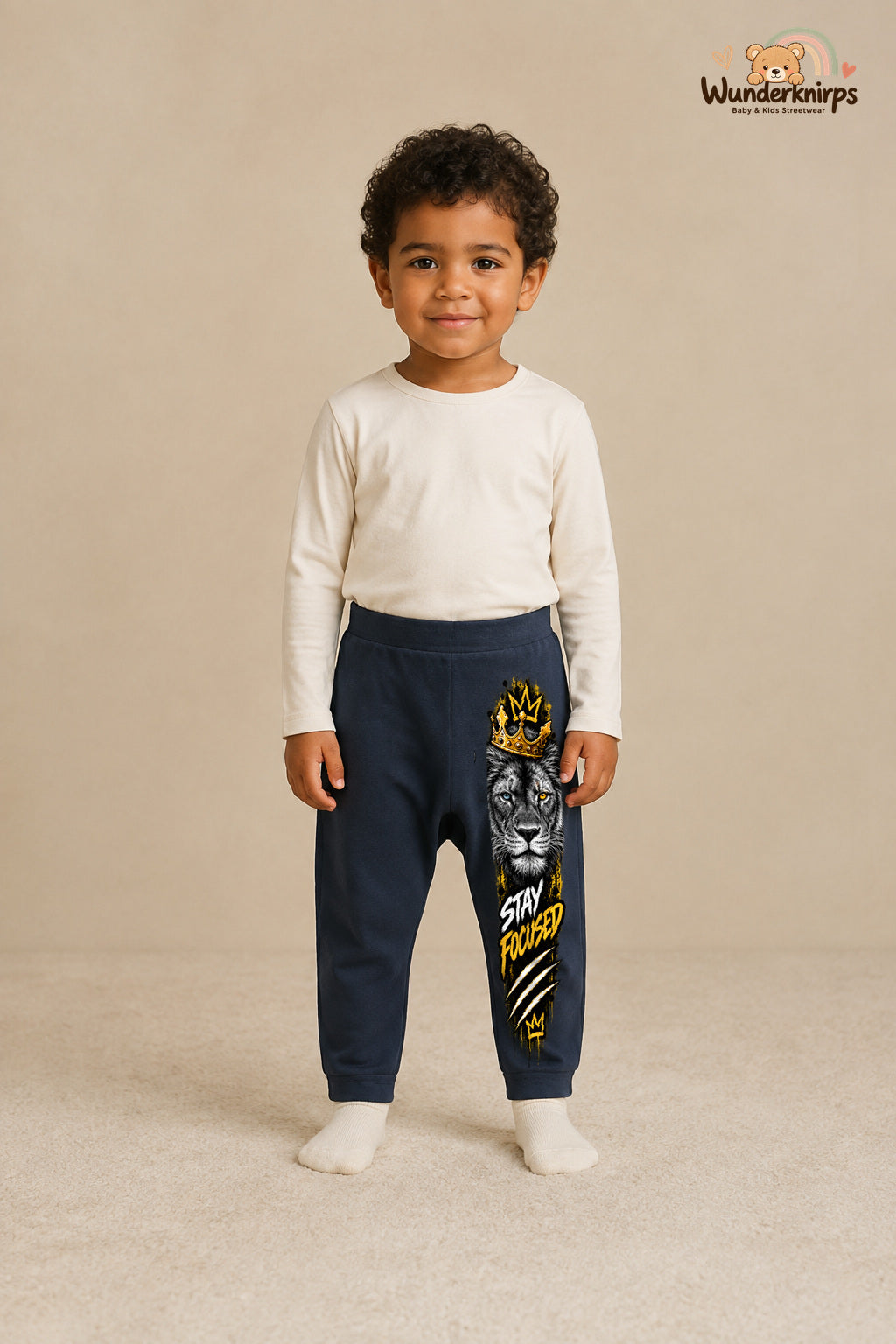 Stay focused: Löwe für kleine Entdecker – Babyhose für Jungen: Navy mit Löwe-Druck am Hosenbein – Wunderknirps.