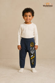 Stay focused: Löwe für kleine Entdecker – Babyhose für Jungen: Navy mit Löwe-Druck am Hosenbein – Wunderknirps.