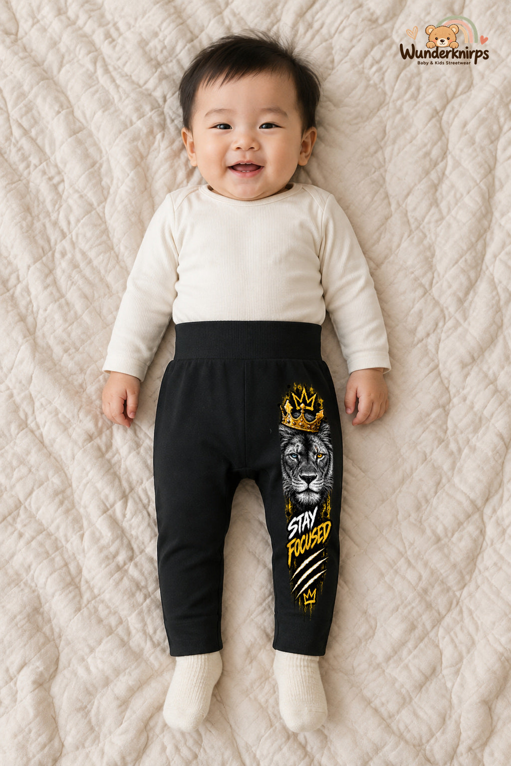 Stay focused: Löwe für kleine Entdecker – Babyhose für Jungen: Schwarz mit Löwe-Druck am Hosenbein – Wunderknirps.