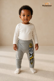 Stay focused – Löwe mit Persönlichkeit – Babyhose für Mädchen: Grau meliert mit Löwe-Druck am Hosenbein – Wunderknirps.