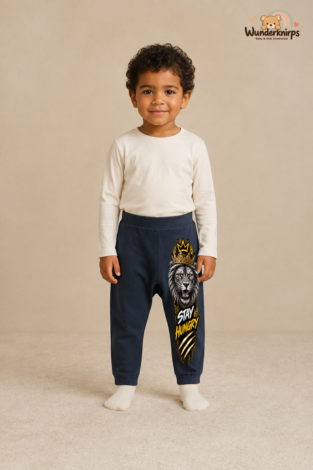 Stay hungry: Löwe für kleine Entdecker – Babyhose für Jungen: Navy mit Löwe-Druck am Hosenbein – Wunderknirps.