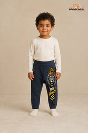Stay hungry: Löwe für kleine Entdecker – Babyhose für Jungen: Navy mit Löwe-Druck am Hosenbein – Wunderknirps.