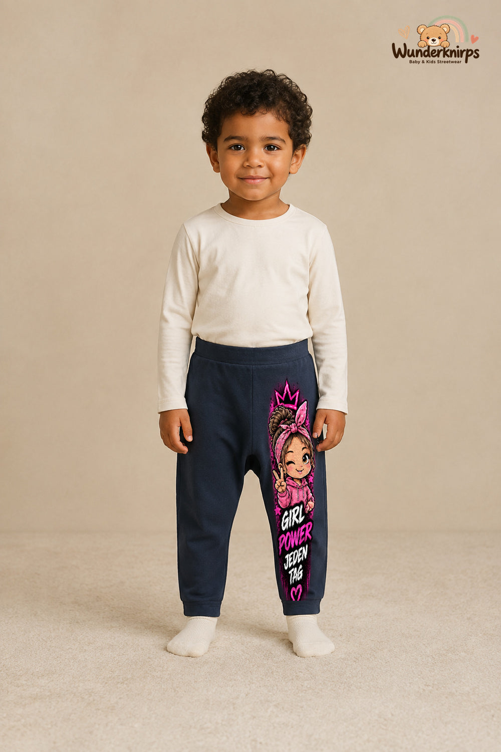 Girl power jeden tag: Girl-Motiv für kleine Entdecker – Babyhose für Jungen: Navy mit Girl-Motiv-Druck am Hosenbein – Wunderknirps.