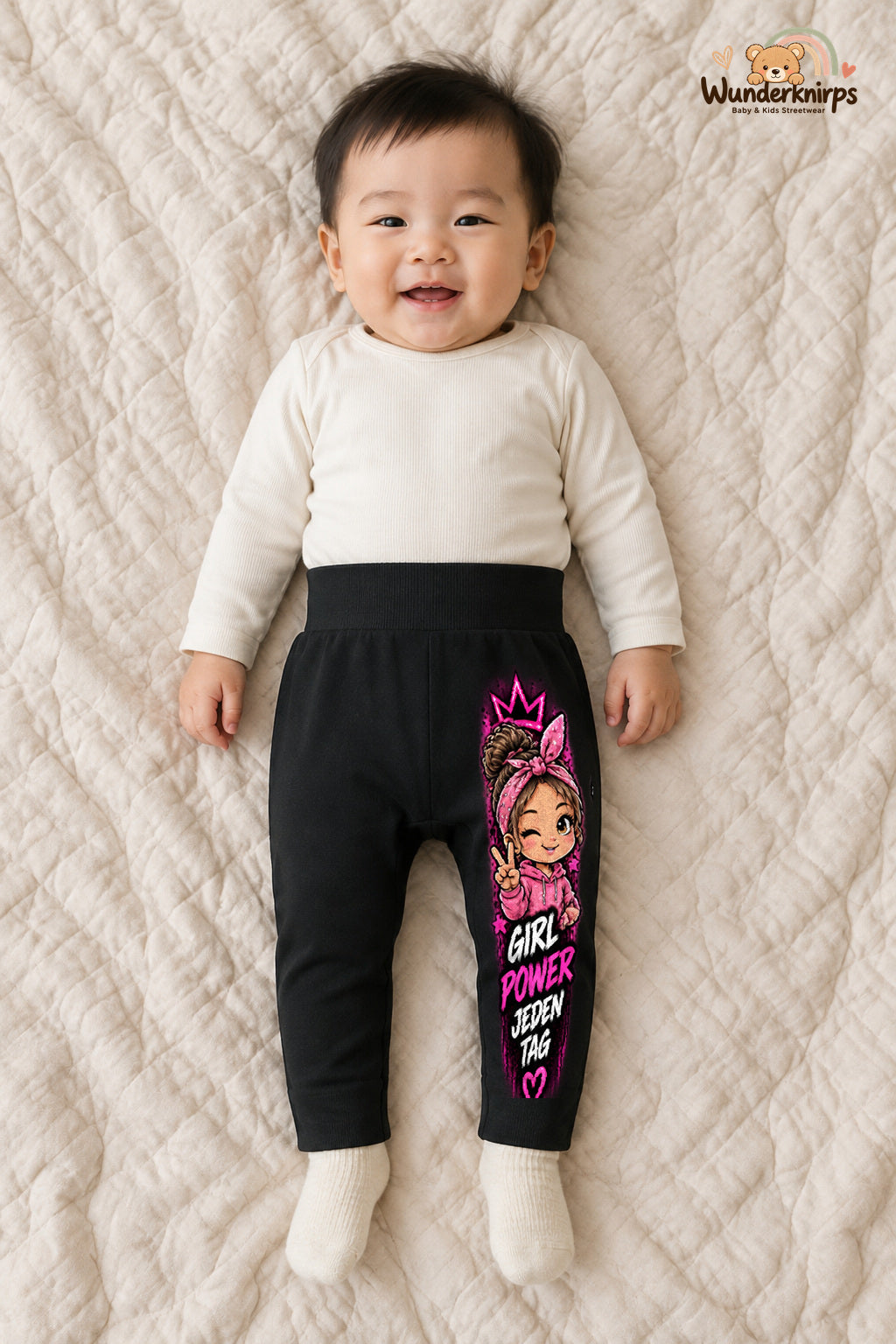 Girl power jeden tag: Girl-Motiv für kleine Entdecker – Babyhose für Jungen: Schwarz mit Girl-Motiv-Druck am Hosenbein – Wunderknirps.
