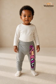 Girl power jeden tag – Girl-Motiv mit Persönlichkeit – Babyhose für Mädchen: Grau meliert mit Girl-Motiv-Druck am Hosenbein – Wunderknirps.