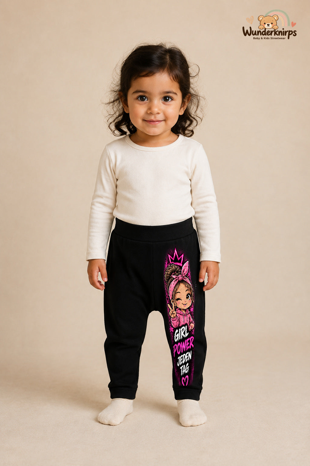 Girl power jeden tag – Girl-Motiv mit Persönlichkeit – Babyhose für Mädchen: Schwarz mit Girl-Motiv-Druck am Hosenbein – Wunderknirps.