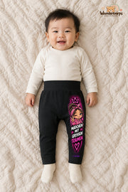 Mit großen traeumen – Babyhose mit dem Motiv Girl-Motiv – für Jungen: Schwarz mit Girl-Motiv-Druck am Hosenbein – Wunderknirps.