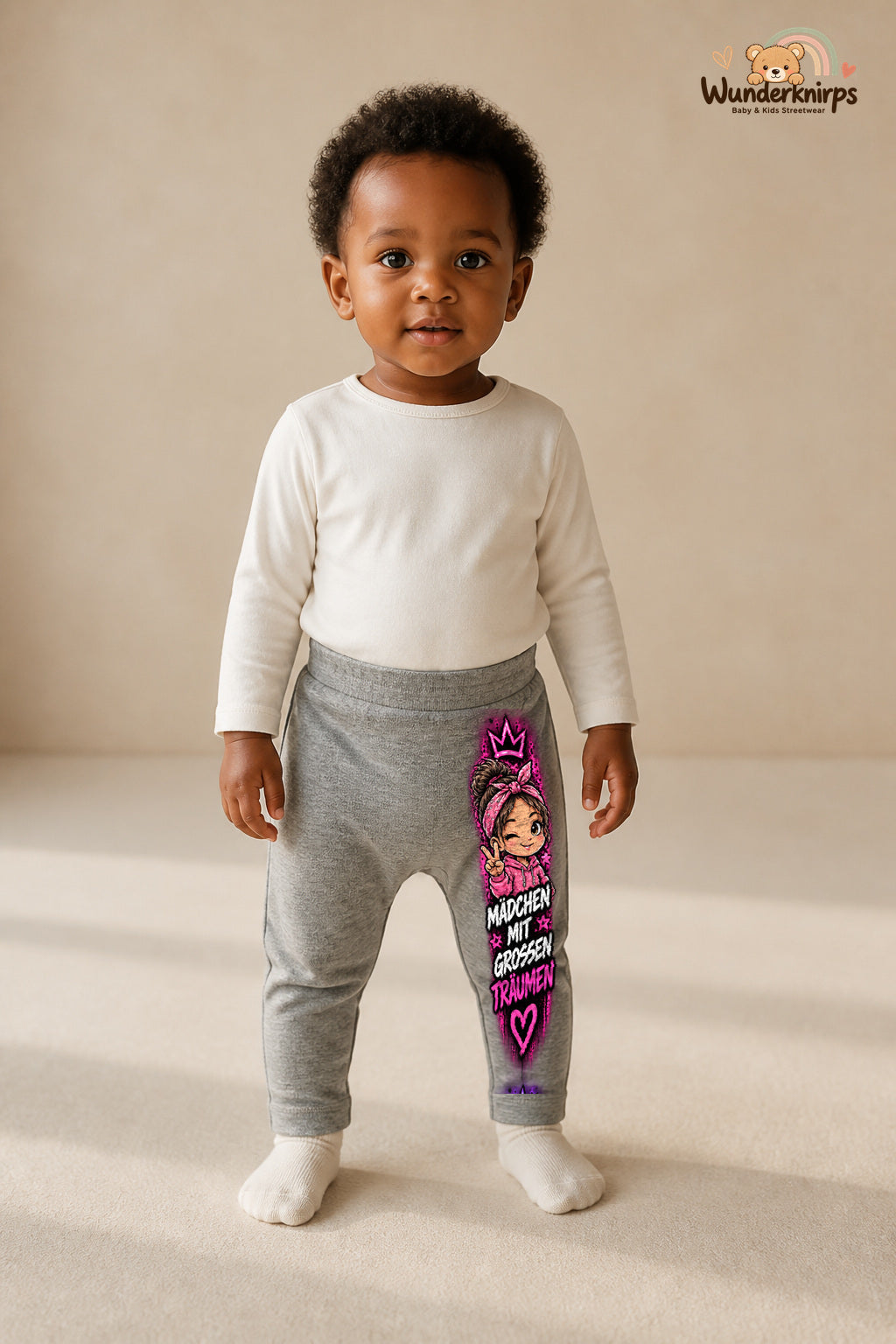Girl-Motiv Lieblingslook – Mit großen traeumen – Babyhose für Mädchen: Grau meliert mit Girl-Motiv-Druck am Hosenbein – Wunderknirps.