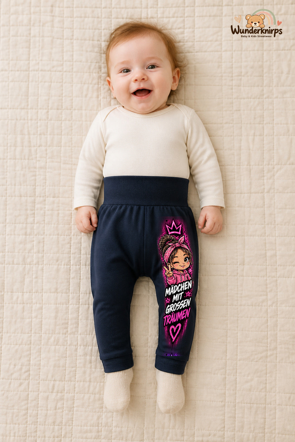 Girl-Motiv Lieblingslook – Mit großen traeumen – Babyhose für Mädchen: Navy mit Girl-Motiv-Druck am Hosenbein – Wunderknirps.