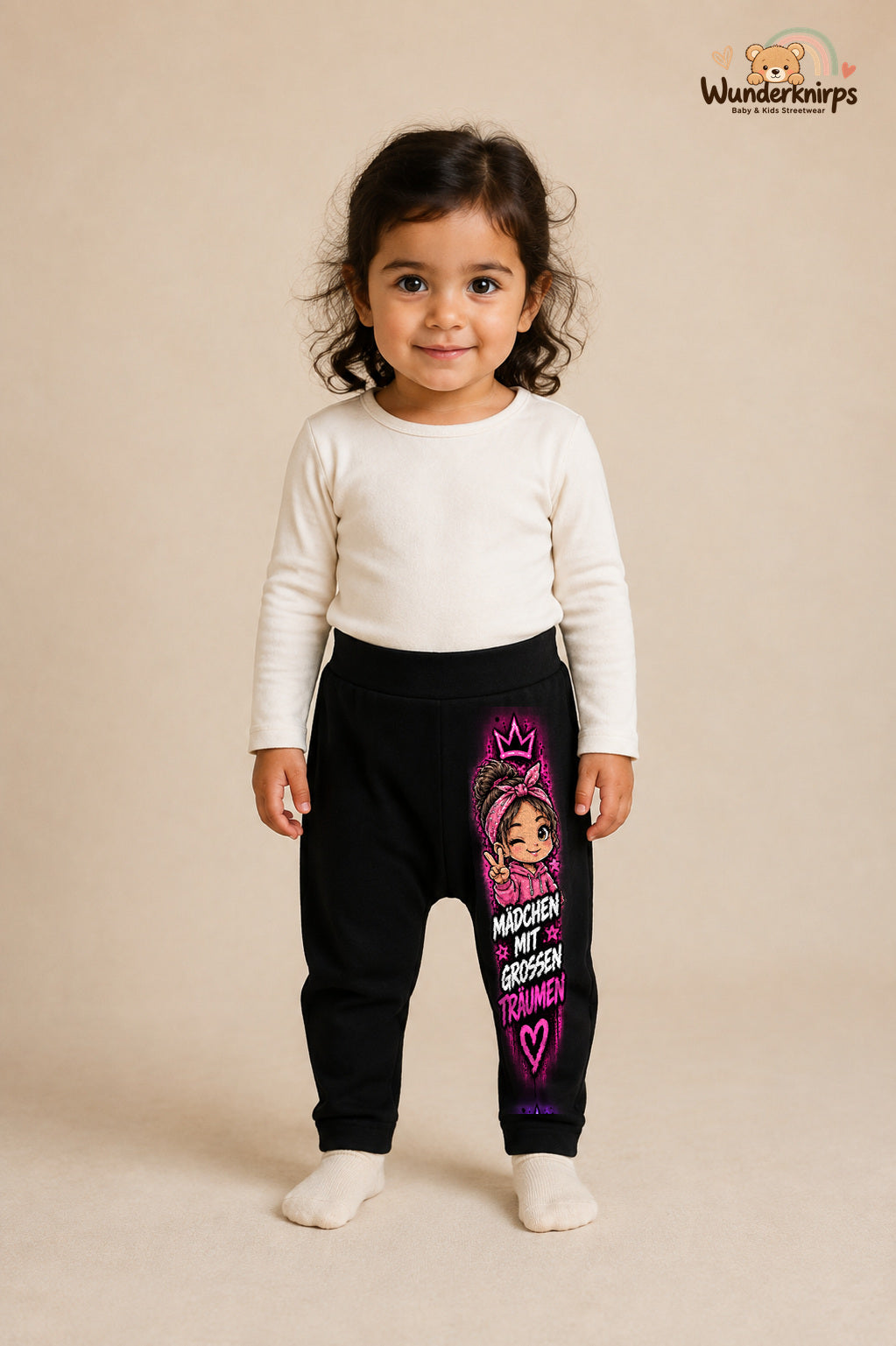 Girl-Motiv Lieblingslook – Mit großen traeumen – Babyhose für Mädchen: Schwarz mit Girl-Motiv-Druck am Hosenbein – Wunderknirps.