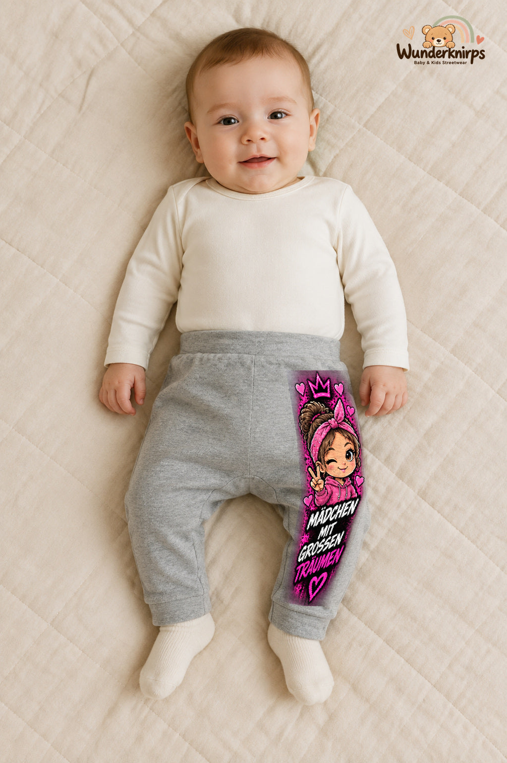 Mit großen traeumen – Babyhose mit dem Motiv Girl-Motiv – für Jungen · Motiv 120: Grau meliert mit Girl-Motiv-Druck am Hosenbein – Wunderknirps.