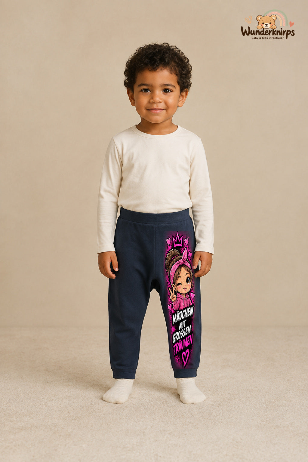 Mit großen traeumen – Babyhose mit dem Motiv Girl-Motiv – für Jungen · Motiv 120: Navy mit Girl-Motiv-Druck am Hosenbein – Wunderknirps.