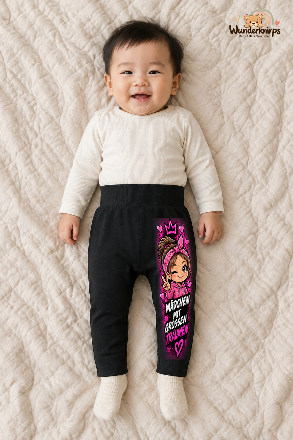 Mit großen traeumen – Babyhose mit dem Motiv Girl-Motiv – für Jungen · Motiv 120: Schwarz mit Girl-Motiv-Druck am Hosenbein – Wunderknirps.