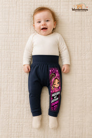 Girl-Motiv Lieblingslook – Mit großen traeumen – Babyhose für Mädchen · Motiv 120: Navy mit Girl-Motiv-Druck am Hosenbein – Wunderknirps.