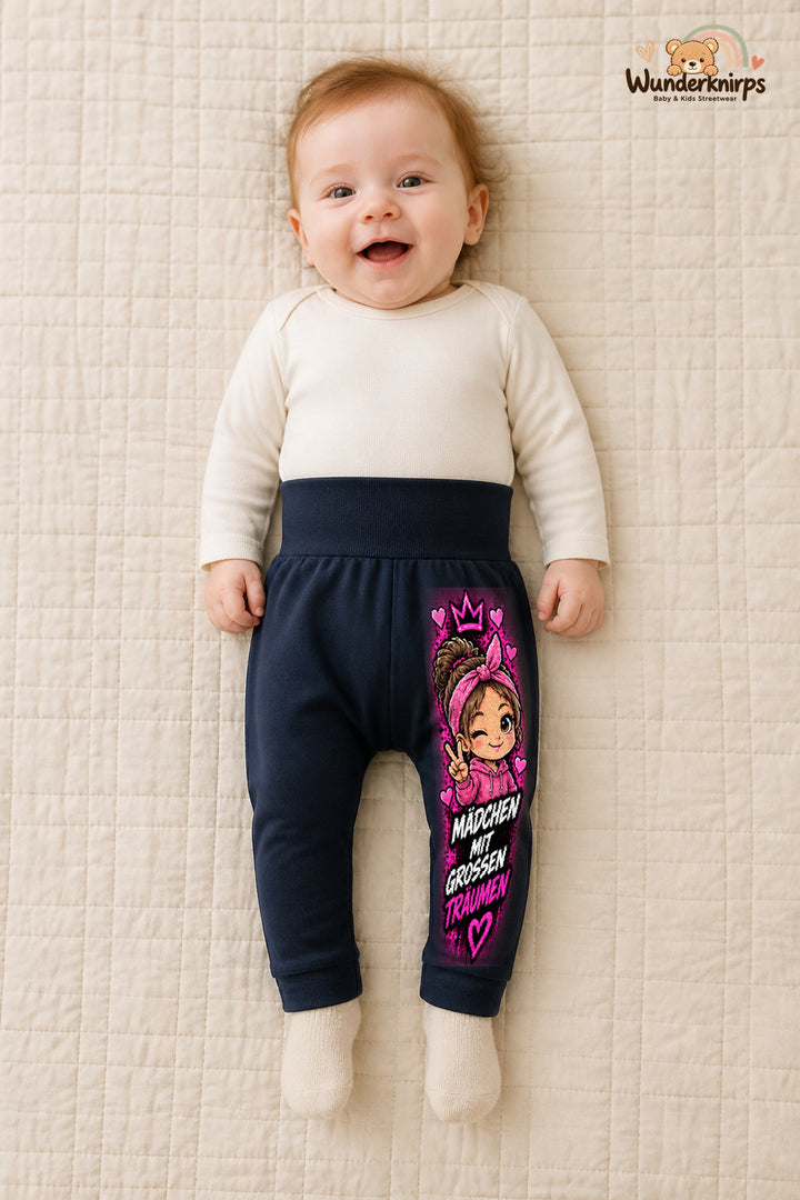 Girl-Motiv Lieblingslook – Mit großen traeumen – Babyhose für Mädchen · Motiv 120: Navy mit Girl-Motiv-Druck am Hosenbein – Wunderknirps.