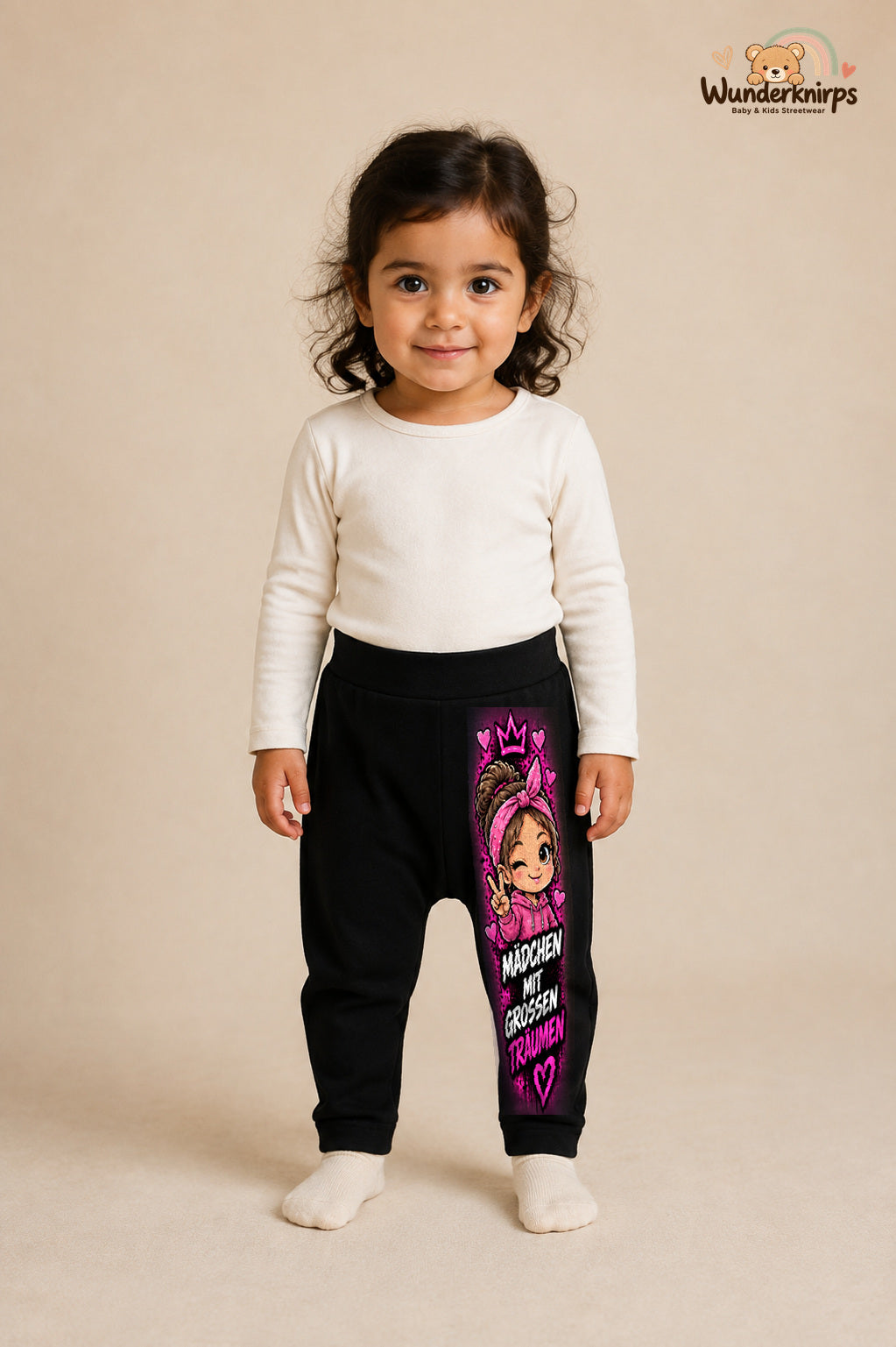 Girl-Motiv Lieblingslook – Mit großen traeumen – Babyhose für Mädchen · Motiv 120: Schwarz mit Girl-Motiv-Druck am Hosenbein – Wunderknirps.