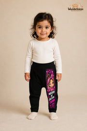 Girl-Motiv Lieblingslook – Mit großen traeumen – Babyhose für Mädchen · Motiv 120: Schwarz mit Girl-Motiv-Druck am Hosenbein – Wunderknirps.