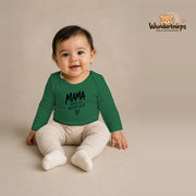 Babybody für Mädchen in Grün mit Motiv „Mama an meiner Seite“, getragen von einem Kind – Wunderknirps.