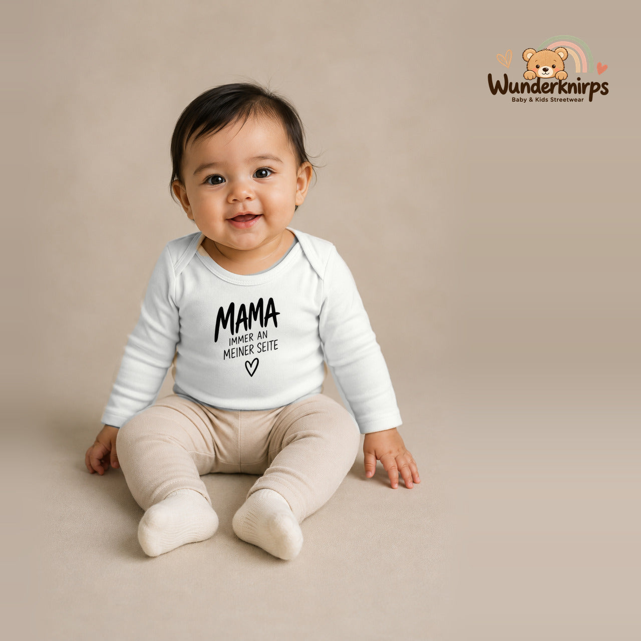 Babybody für Mädchen in Weiß mit Motiv „Mama an meiner Seite“, getragen von einem Kind – Wunderknirps.