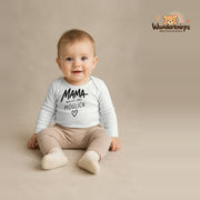 Babybody für Jungen in Weiß mit Motiv „Mama macht das möglich“, getragen von einem Kind – Wunderknirps.