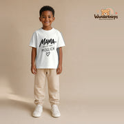 T-Shirt für Jungen in Weiß mit Motiv „Mama macht das möglich“, getragen von einem Kind – Wunderknirps.