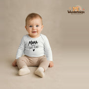 Babybody für Jungen in Weiß mit Motiv „Mama mein Safe Place“, getragen von einem Kind – Wunderknirps.