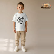 T-Shirt für Jungen in Weiß mit Motiv „Mama mein Safe Place“, getragen von einem Kind – Wunderknirps.