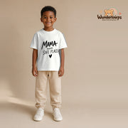 T-Shirt für Jungen in Weiß mit Motiv „Mama mein Safe Place“, getragen von einem Kind – Wunderknirps.