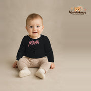 Babybody für Jungen in Schwarz mit Motiv „Mama Superkräfte“, getragen von einem Kind – Wunderknirps.