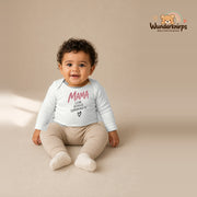Babybody für Jungen in Weiß mit Motiv „Mama Superkräfte“, getragen von einem Kind – Wunderknirps.