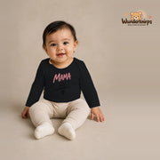 Babybody für Mädchen in Schwarz mit Motiv „Mama Superkräfte“, getragen von einem Kind – Wunderknirps.