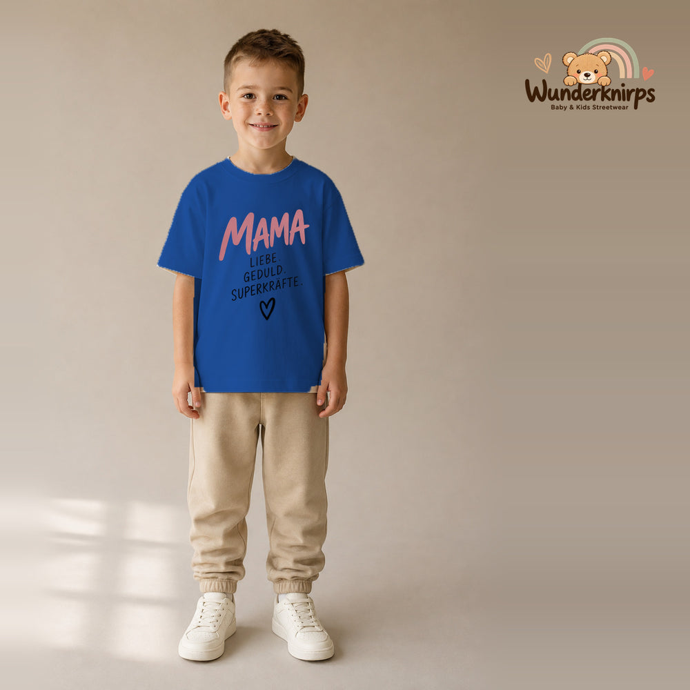 T-Shirt für Jungen in Blau mit Motiv „Mama Superkräfte“, getragen von einem Kind – Wunderknirps.