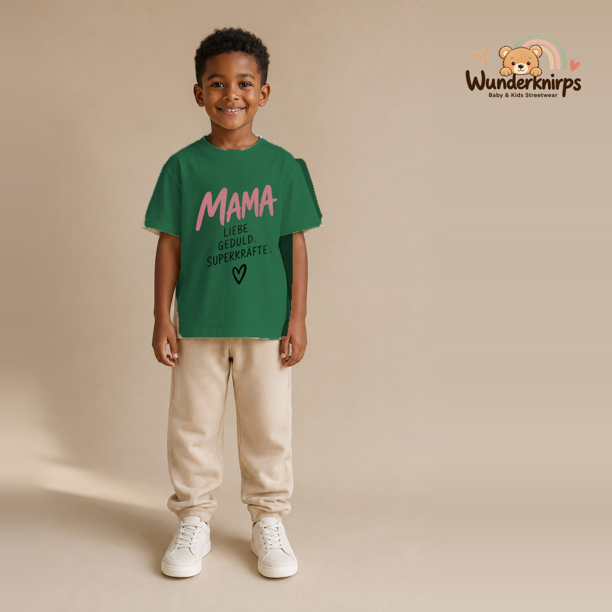 T-Shirt für Jungen in Grün mit Motiv „Mama Superkräfte“, getragen von einem Kind – Wunderknirps.