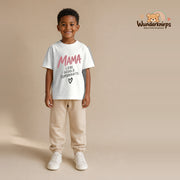 T-Shirt für Jungen in Weiß mit Motiv „Mama Superkräfte“, getragen von einem Kind – Wunderknirps.