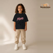 T-Shirt für Mädchen in Schwarz mit Motiv „Mama Superkräfte“, getragen von einem Kind – Wunderknirps.
