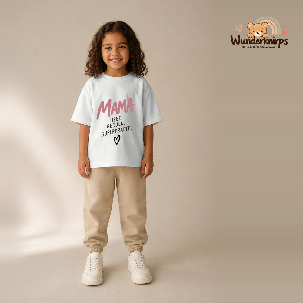 T-Shirt für Mädchen in Weiß mit Motiv „Mama Superkräfte“, getragen von einem Kind – Wunderknirps.
