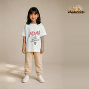 T-Shirt für Mädchen in Weiß mit Motiv „Mama Superkräfte“, getragen von einem Kind – Wunderknirps.