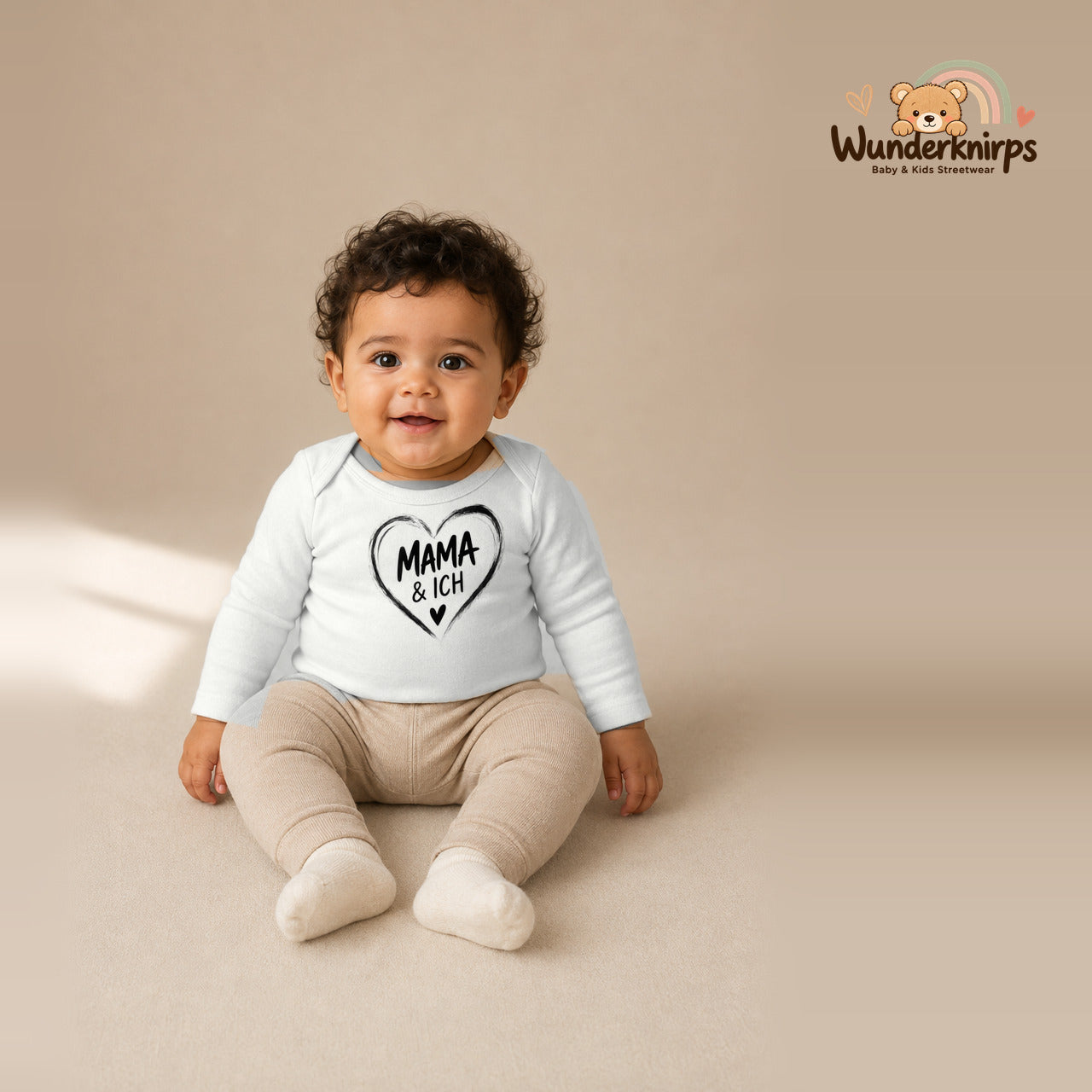 Babybody für Jungen in Weiß mit Motiv „Mama und ich“, getragen von einem Kind – Wunderknirps.