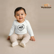 Babybody für Mädchen in Weiß mit Motiv „Mama und ich“, getragen von einem Kind – Wunderknirps.
