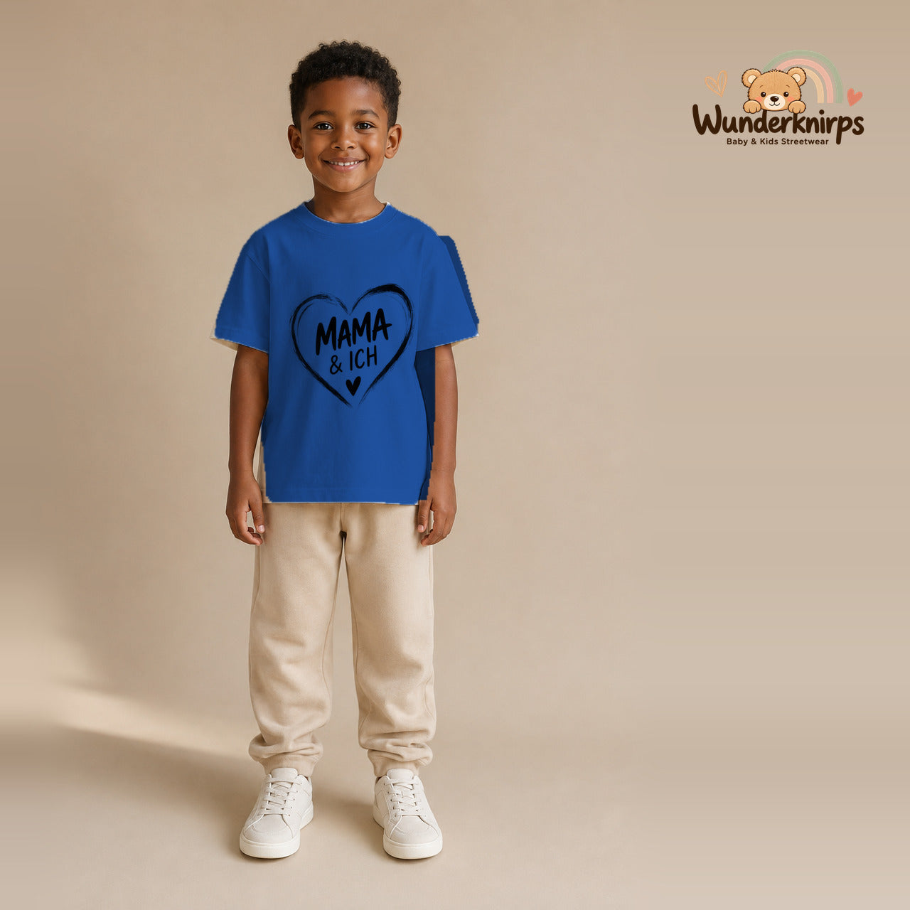 T-Shirt für Jungen in Blau mit Motiv „Mama und ich“, getragen von einem Kind – Wunderknirps.