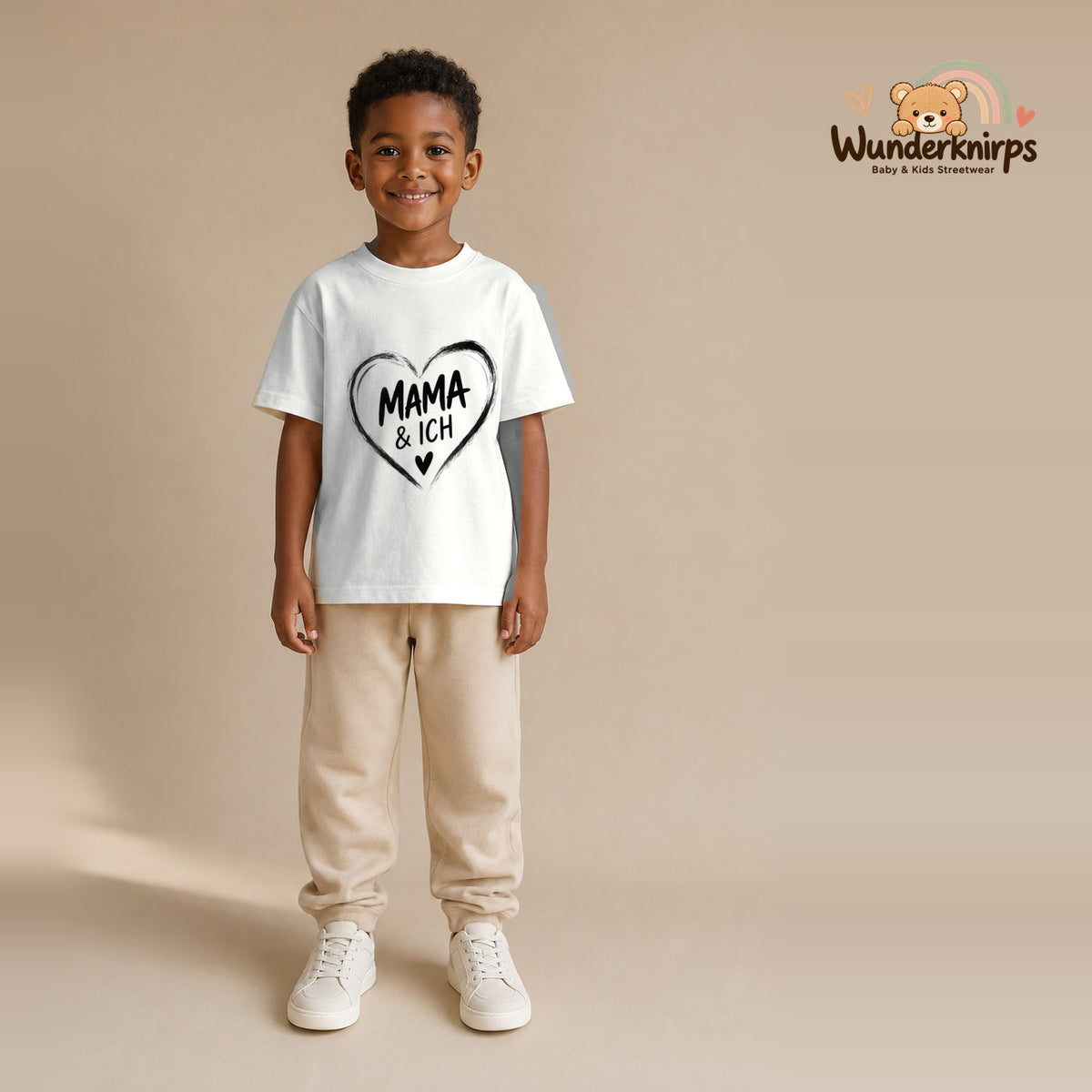 T-Shirt für Jungen in Weiß mit Motiv „Mama und ich“, getragen von einem Kind – Wunderknirps.