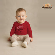Babybody für Jungen in Rot mit Motiv „Mamas Chaos“, getragen von einem Kind – Wunderknirps.