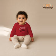 Babybody für Jungen in Rot mit Motiv „Mamas Chaos“, getragen von einem Kind – Wunderknirps.