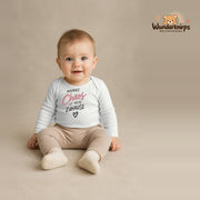 Babybody für Jungen in Weiß mit Motiv „Mamas Chaos“, getragen von einem Kind – Wunderknirps.