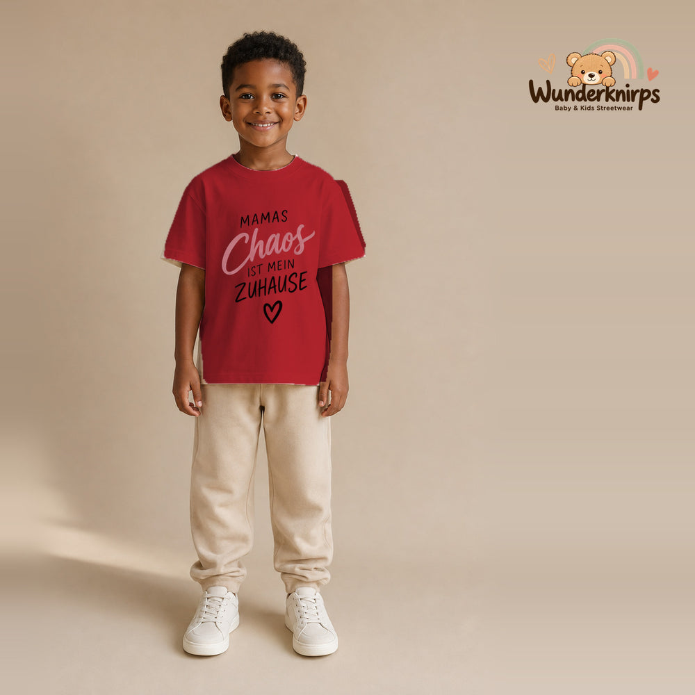 T-Shirt für Jungen in Rot mit Motiv „Mamas Chaos“, getragen von einem Kind – Wunderknirps.