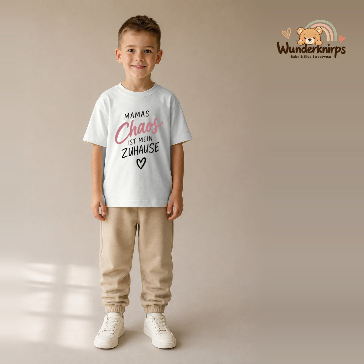 T-Shirt für Jungen in Weiß mit Motiv „Mamas Chaos“, getragen von einem Kind – Wunderknirps.