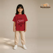 T-Shirt für Mädchen in Rot mit Motiv „Mamas Chaos“, getragen von einem Kind – Wunderknirps.